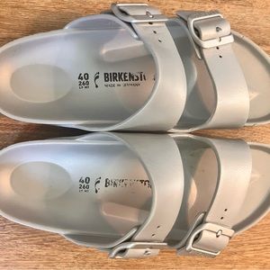 Birkenstock Arizona Essentials Slide Sandal Silver
Metallic Size EU 40